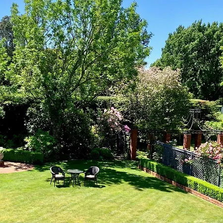 Pin Oaks Luxury Bed & Breakfast-2